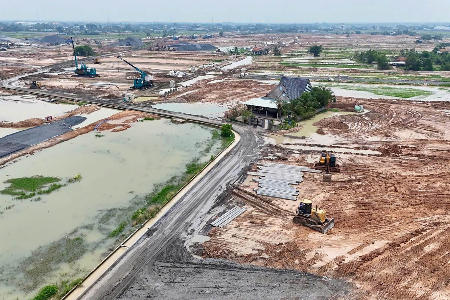 Bên cạnh công tác san lấp mặt bằng các phân khu được đẩy mạnh