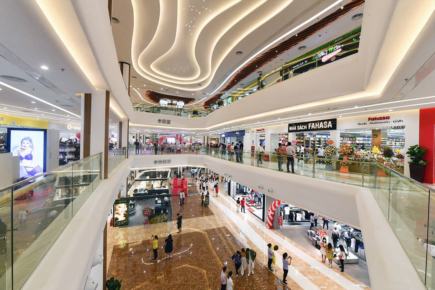 Không gian mua sắm hiện đại bên trong Vincom Mega Mall