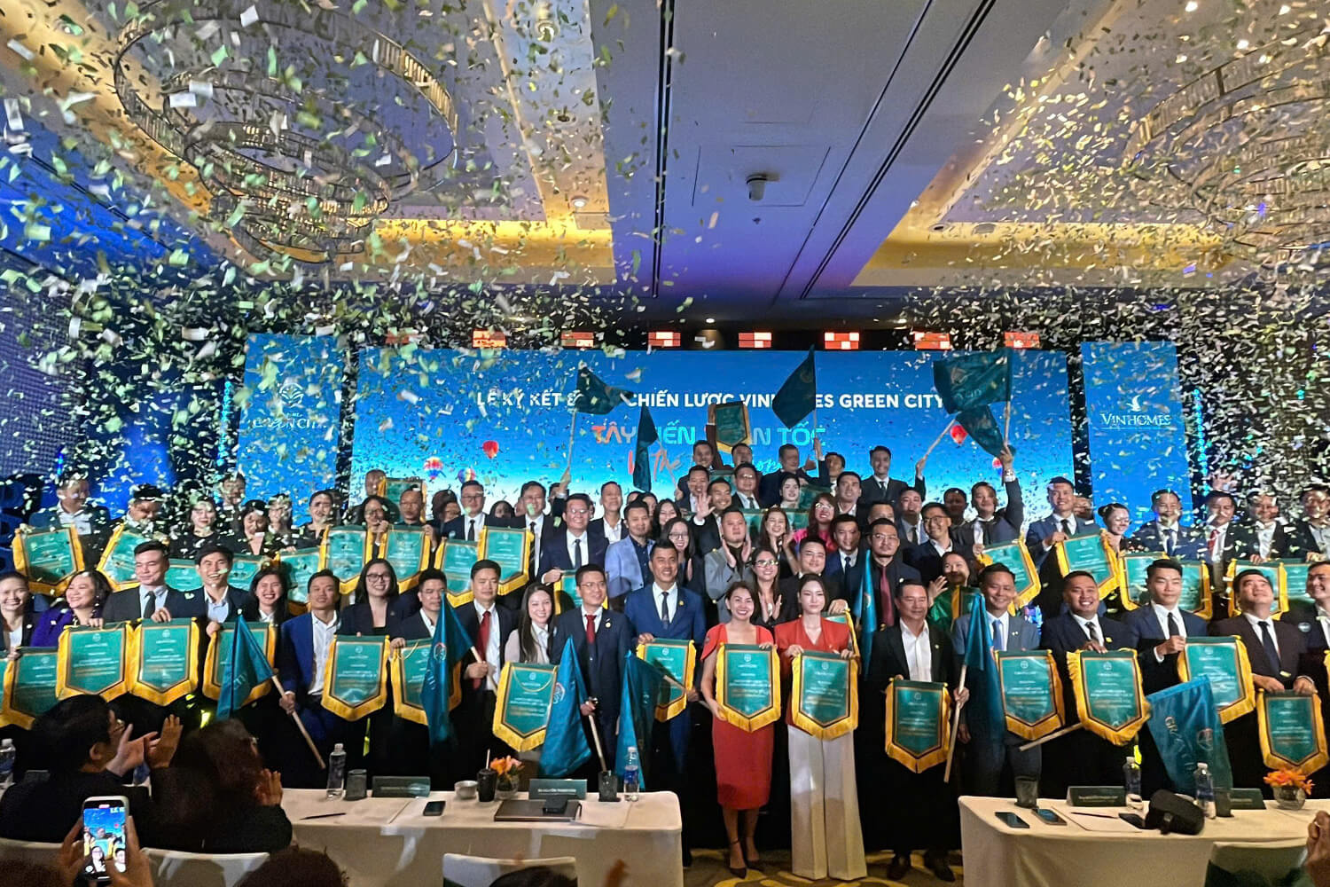 Không khí sôi động tại buổi lễ ký kết đại lý phân phối dự án Vinhomes Green City Long An